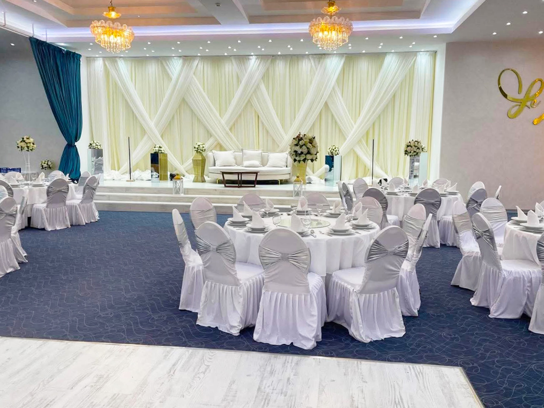 Salle Zénith dressée pour un banquet au Zénith Hôtel Oran